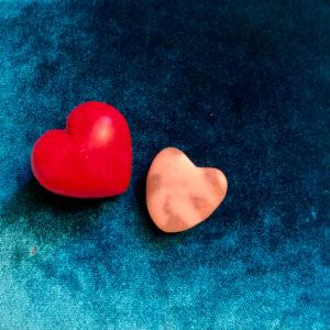 Zwei Herzen symbolisieren unser Thema mehr Liebe zu wagen