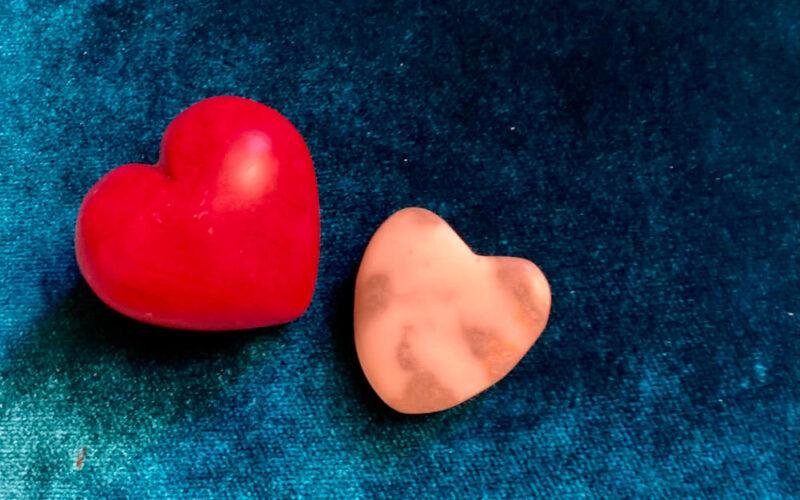 Zwei Herzen symbolisieren unser Thema mehr Liebe zu wagen